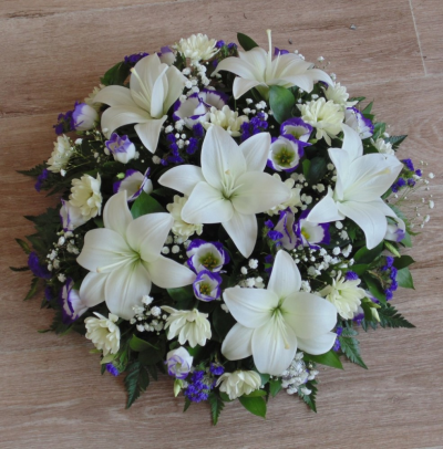Pretty Posy Pad - Available in different sizes and colours of your choice.

Price depends on the flowers and size you choose... starting at 6"

If you require lillies please order with at least 7 days notice.